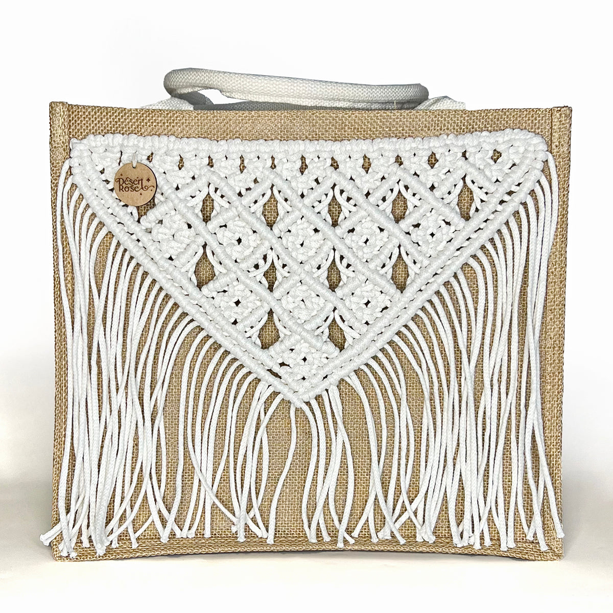 Beach bag decorated with handmade macrame 